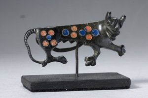 Fibula av en kvinnlig panter, 200-300-talet e.Kr. (brons med emaljinläggningar)